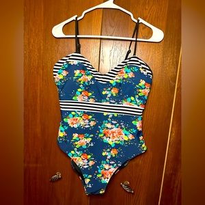 Women’s floral swimsuit size LARGE